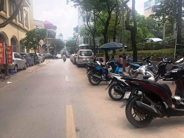 [Điểm nóng giao thông] Lộn xộn trên phố Phạm Hồng Thái