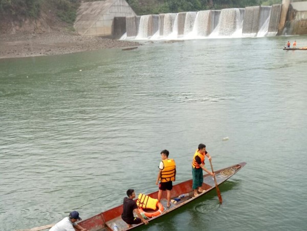 Lật thuyền, một người mất tích