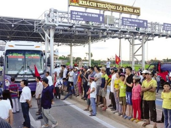 Xe cố tình dừng tại trạm thu phí sẽ bị cấm đi vào đường cao tốc