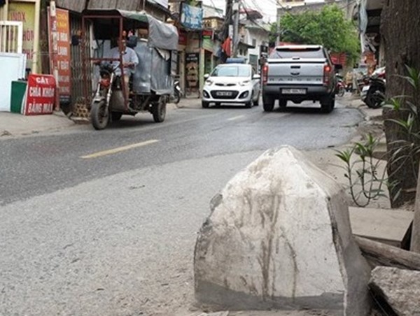 Xe ba bánh đè chết người: Oan mạng vì bục bê tông tự phát