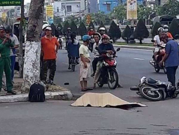  Thiếu niên 14 tuổi lái xe máy tông vào vỉa hè, 1 người chết