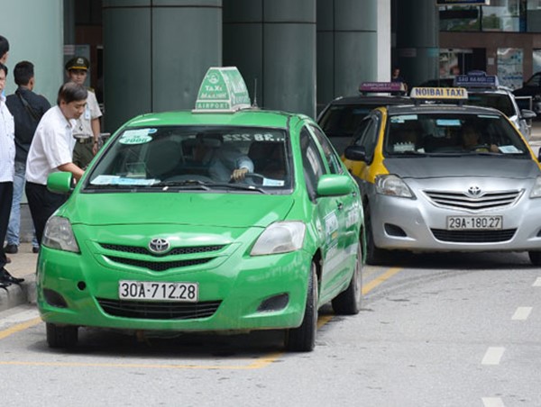 Hành khách lúng túng trước việc tổ chức luồng, tuyến taxi ở sân bay: Chỉ là hiện tượng cục bộ?
