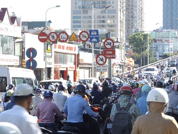 Bất chấp biển báo cấm, dòng người "vượt rào" vào giờ cao điểm