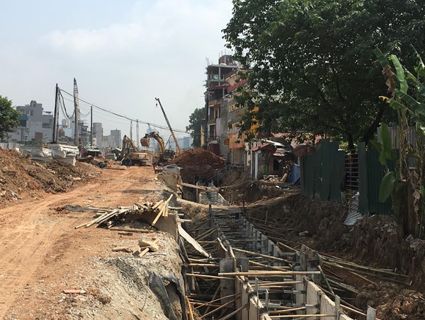 Dân mặt đường vất vả tìm lối vào nhà