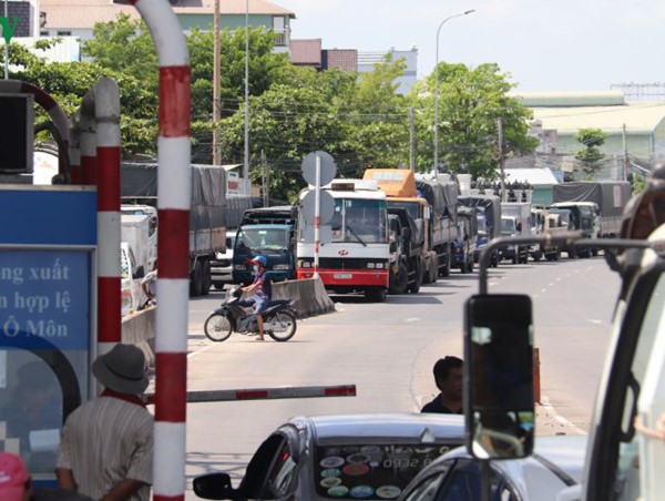 Nhiều tài xế bức xúc phản đối trạm thu phí BOT T2 đặt bất hợp lý