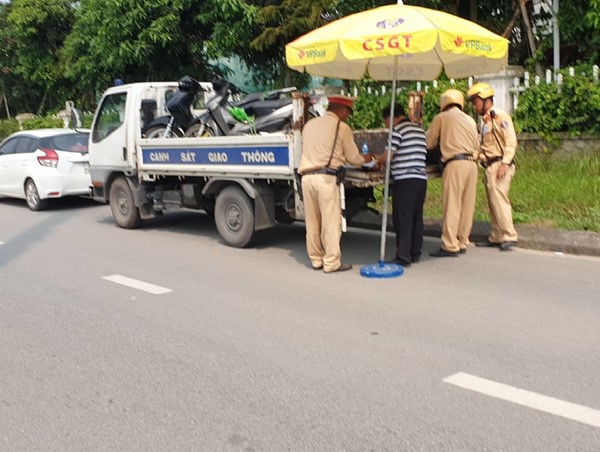 Hà Nội: Nhiều người bị giữ xe, phạt tiền ngay khi vừa rời quán nhậu