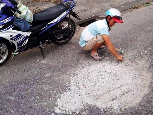 Người đàn ông gây “sốt mạng” khi đục mảng bê tông bám trên đường