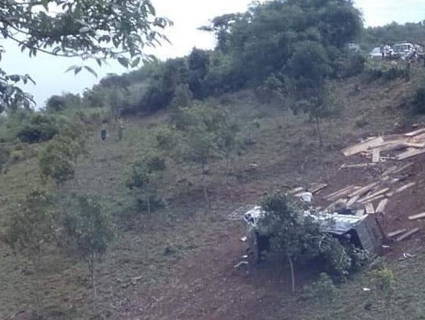 Kon Tum: Đang kiểm đếm gỗ nghi lậu trên xe bị lật ở đèo Măng Rơi