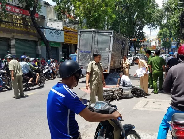 Người phụ nữ bị xe tải kéo lê trên đường tử vong