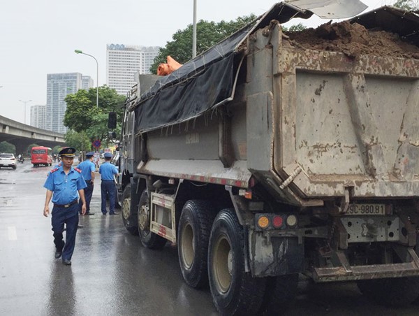 Xử lý nghiêm xe tải chở phế thải, vật liệu gây mất vệ sinh môi trường