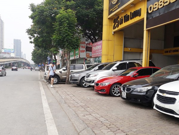 Tuyến Tố Hữu - Lê Văn Lương: Hàng loạt cửa hàng ô tô lấn chiếm lòng đường, vỉa hè