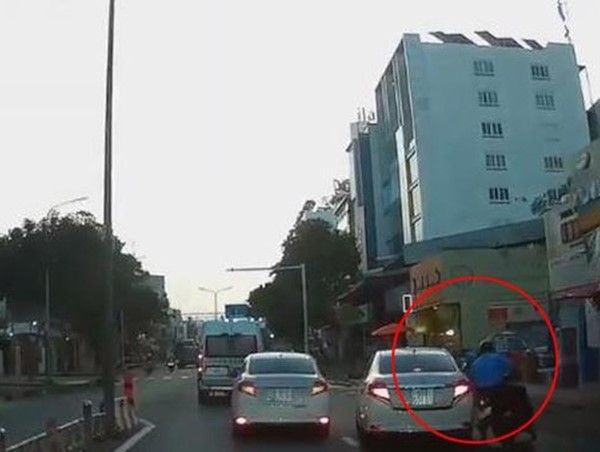 Ôtô chuyển làn đột ngột, ép người đi xe máy ngã xuống đường