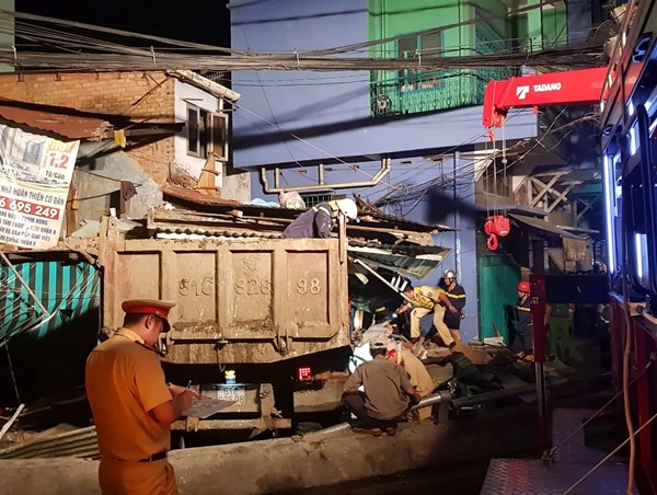 Người dân livestream tại hiện trường vụ tai nạn gây cản trở công tác cứu hộ