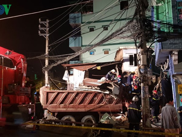 Xe ben đâm sập nhà dân, 3 người nguy kịch