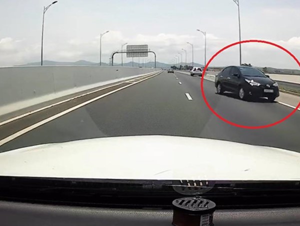 [Clip] Ô tô con liều lĩnh đi ngược chiều trên cao tốc Hải Phòng - Quảng Ninh