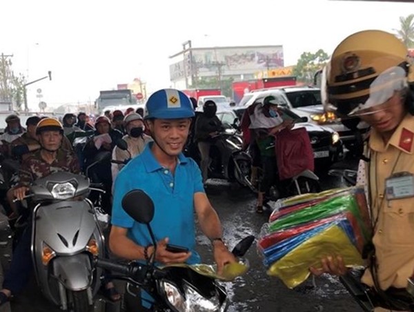 Cảnh sát giao thông hướng dẫn cách lái xe an toàn khi trời mưa