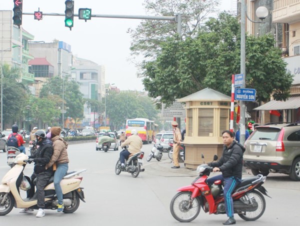 Xây dựng văn hóa giao thông: Khi người tôn trọng luật bị kỳ thị bởi đám đông