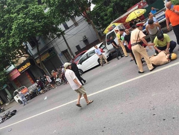 Hà Nội: Thanh niên ngổ ngáo tông gục cảnh sát giao thông trên phố