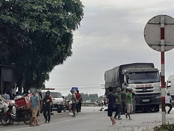 Xe tải cuốn xe máy vào gầm khiến 2 mẹ con tử vong