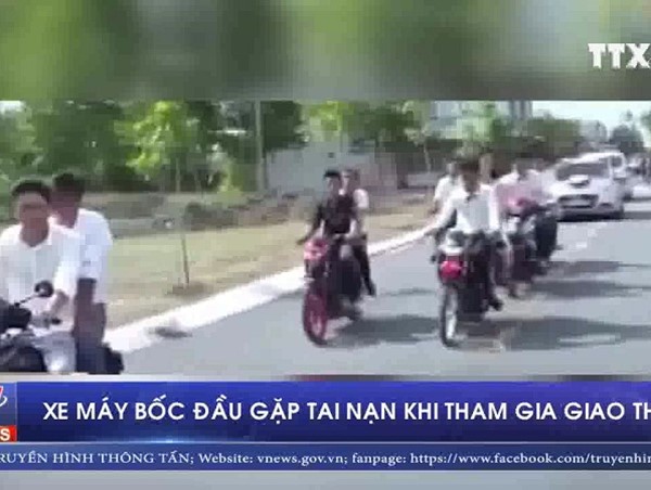 Bốc đầu xe khi tham giao thông, nam thanh niên gặp nạn
