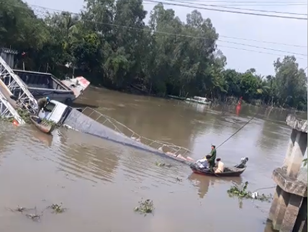 Clip: Hiện trường vụ sập cầu, xe tải và xe ba gác rơi xuống sông