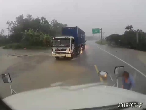 Clip: Người phụ nữ vặn nhầm tay ga, lao thẳng vào đầu xe container