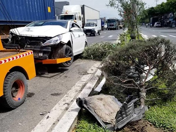 Ô tô 4 chỗ liên tiếp bị 2 xe tải 2 lần húc văng