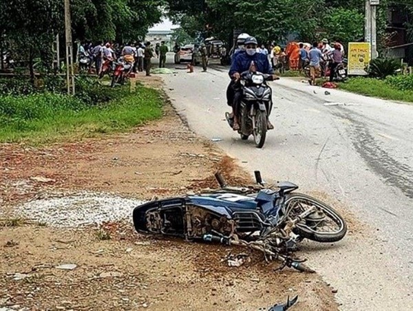 Thanh Hoá: Ô tô đâm xe máy, 3 người thương vong