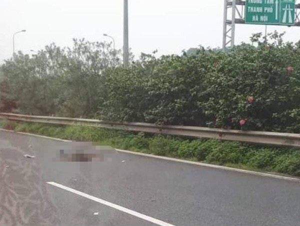 Va chạm với ô tô, người đàn ông nhặt rác thiệt mạng trên đại lộ Thăng Long