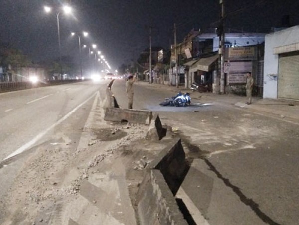 Clip: Thanh niên nguy kịch sau khi lao vào dải phân cách