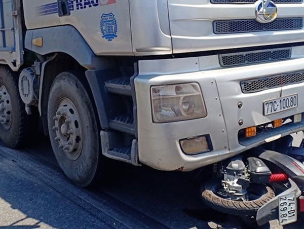 Va chạm với xe tải tại vòng xuyến, người phụ nữ tử vong thương tâm