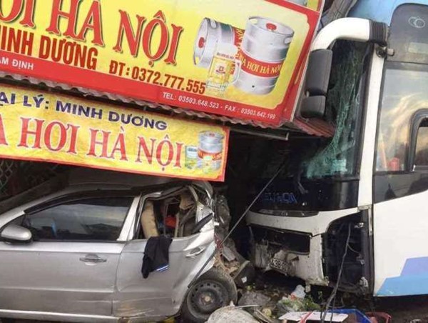 Xe khách lại lao vào nhà dân khiến 5 người thương vong