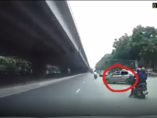 Tài xế taxi quay đầu chạy ngược chiều, bất chấp hiệu lệnh của cảnh sát giao thông