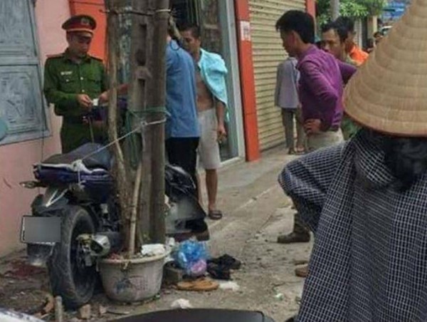 Tông xe máy vào cột điện, đôi nam nữ nguy kịch