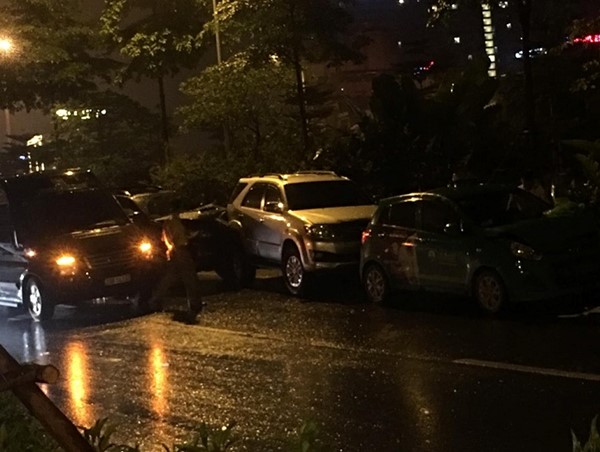 Hà Nội: Tai nạn liên hoàn lúc nửa đêm