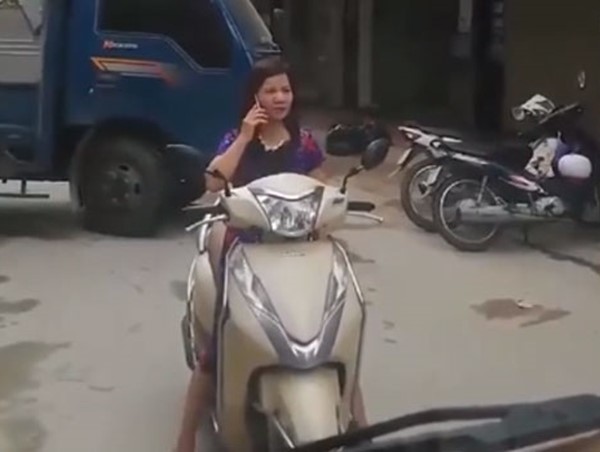 'Ninja Lead' ngang nhiên đứng giữa đường buôn chuyện