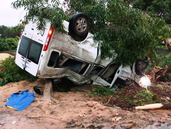 Xe khách lật ngửa sau cú đâm liên hoàn, hành khách cố thoát ra ngoài kêu cứu