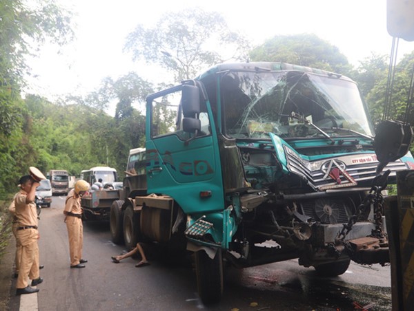Xe đầu kéo va chạm với xe tải, đèo Bảo Lộc kẹt cứng