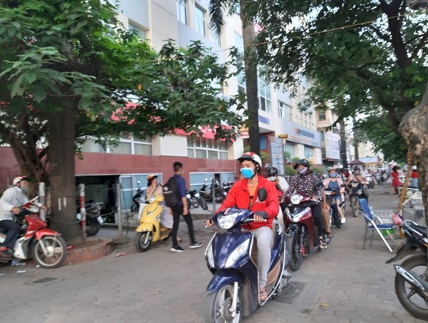Vỉa hè Hoàng Quốc Việt biến thành lòng đường