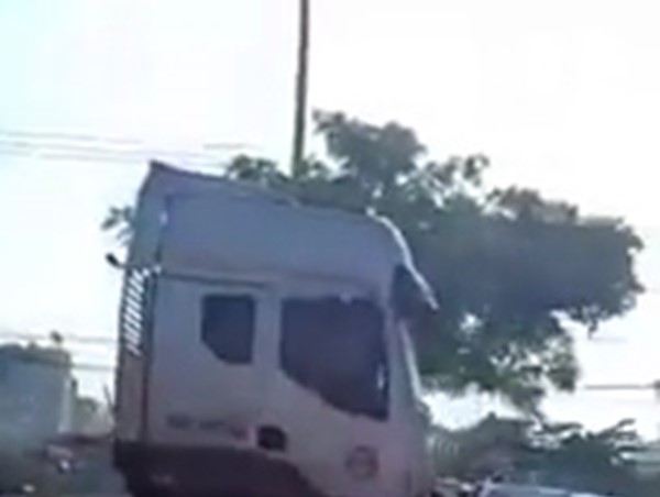 Clip: Xe đầu kéo húc taxi lê hàng chục mét trên đường