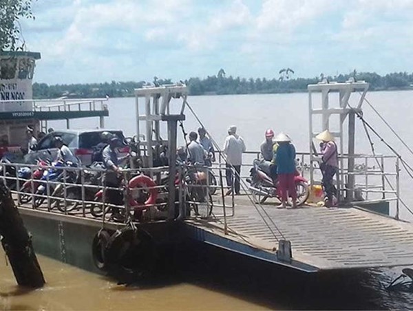 Ô tô 7 chỗ chở 3 người lao thẳng xuống sông khi qua phà