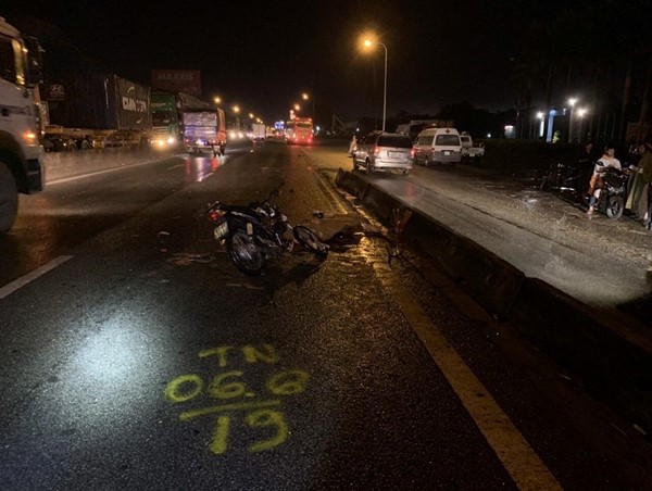 Hai thanh niên đi xe máy thương vong trong đêm