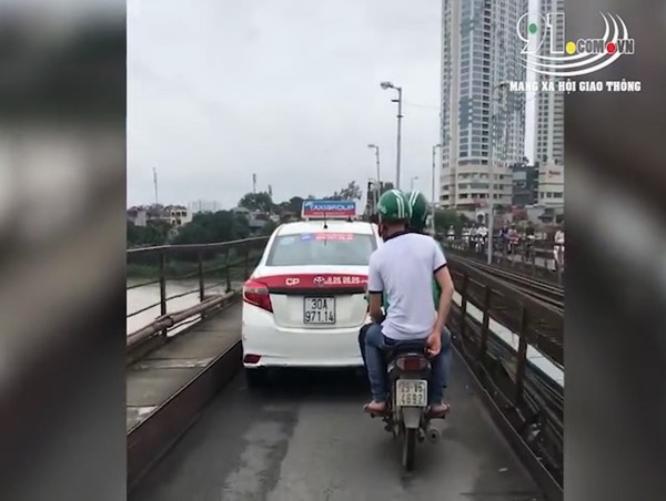 Mặc biển cấm, xe taxi vẫn thản nhiên đi trên cầu Long Biên