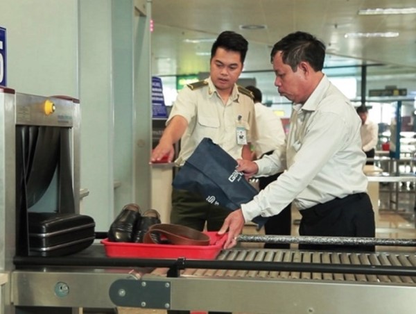 Đại lý vé máy bay “xúi” hành khách dùng giấy tờ giả để đi máy bay