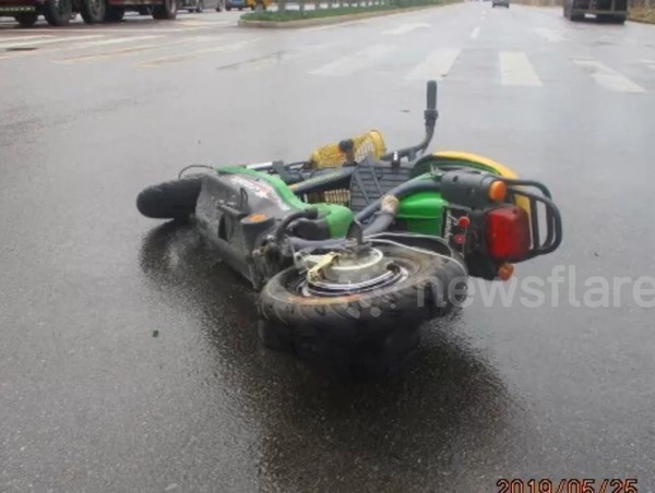 Clip: Qua đường không nhìn tín hiệu đèn, thiếu niên đi xe điện gặp nạn