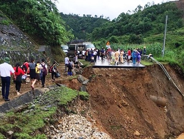 Xử lý nghiêm các vi phạm hành lang an toàn giao thông đường bộ