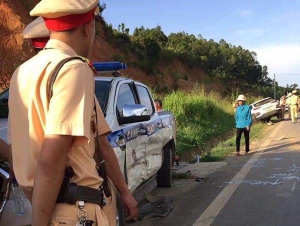 Sơn La: Tài xế say rượu, lái xe tông thẳng xe CSGT