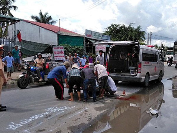  Đi nhận quà từ thiện, cả gia đình bị xe tải tông thương vong 