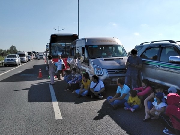 Nguyên nhân vụ 7 xe đâm nhau trên cao tốc khiến giao thông ùn tắc