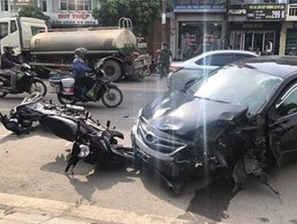 Quảng Ninh: Ô tô con tông đuôi xe bồn gây tai nạn liên hoàn